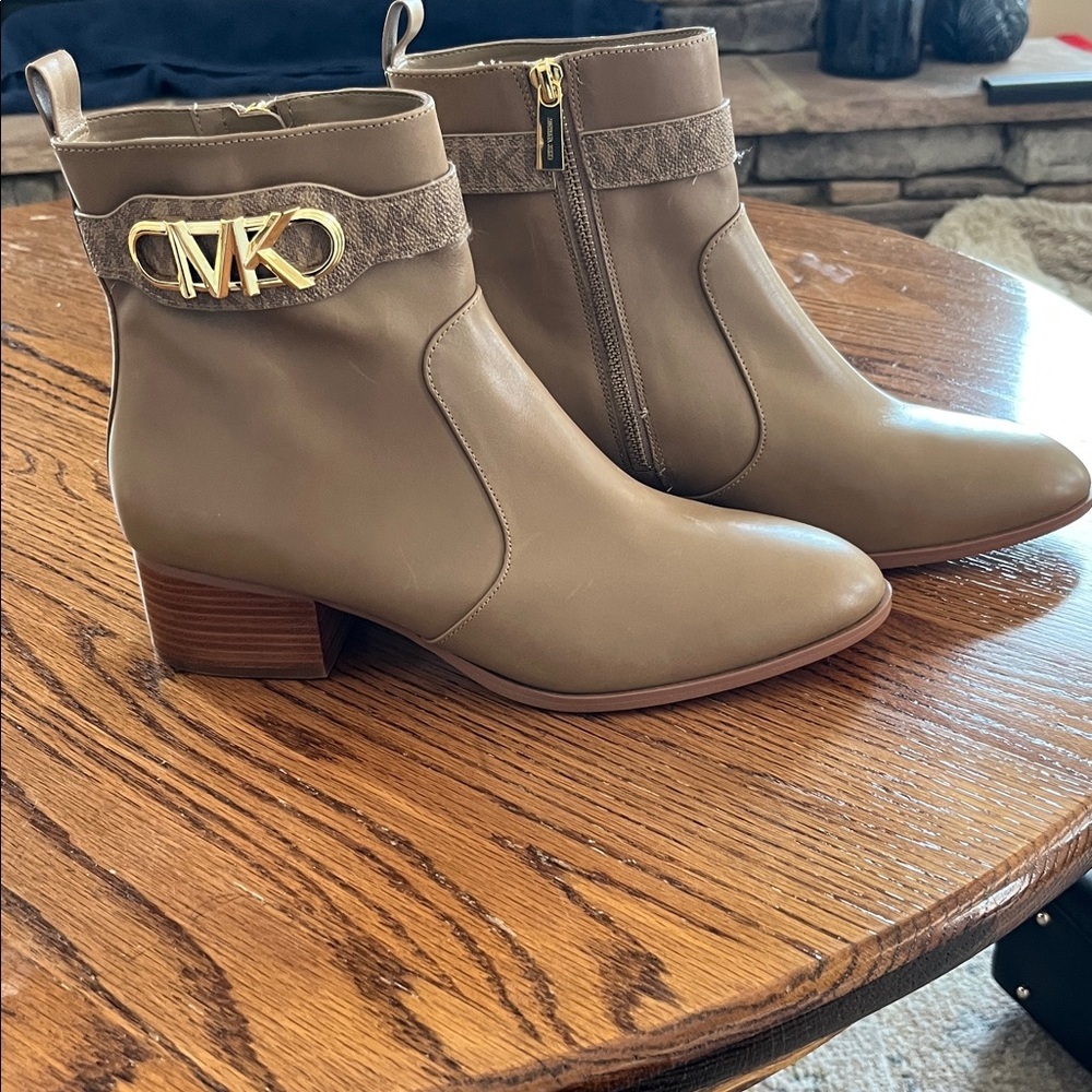 Michael Kors Women's Leather Parker Ankle Booties with Block Heel Size 8.5 - Picture 3 of 8